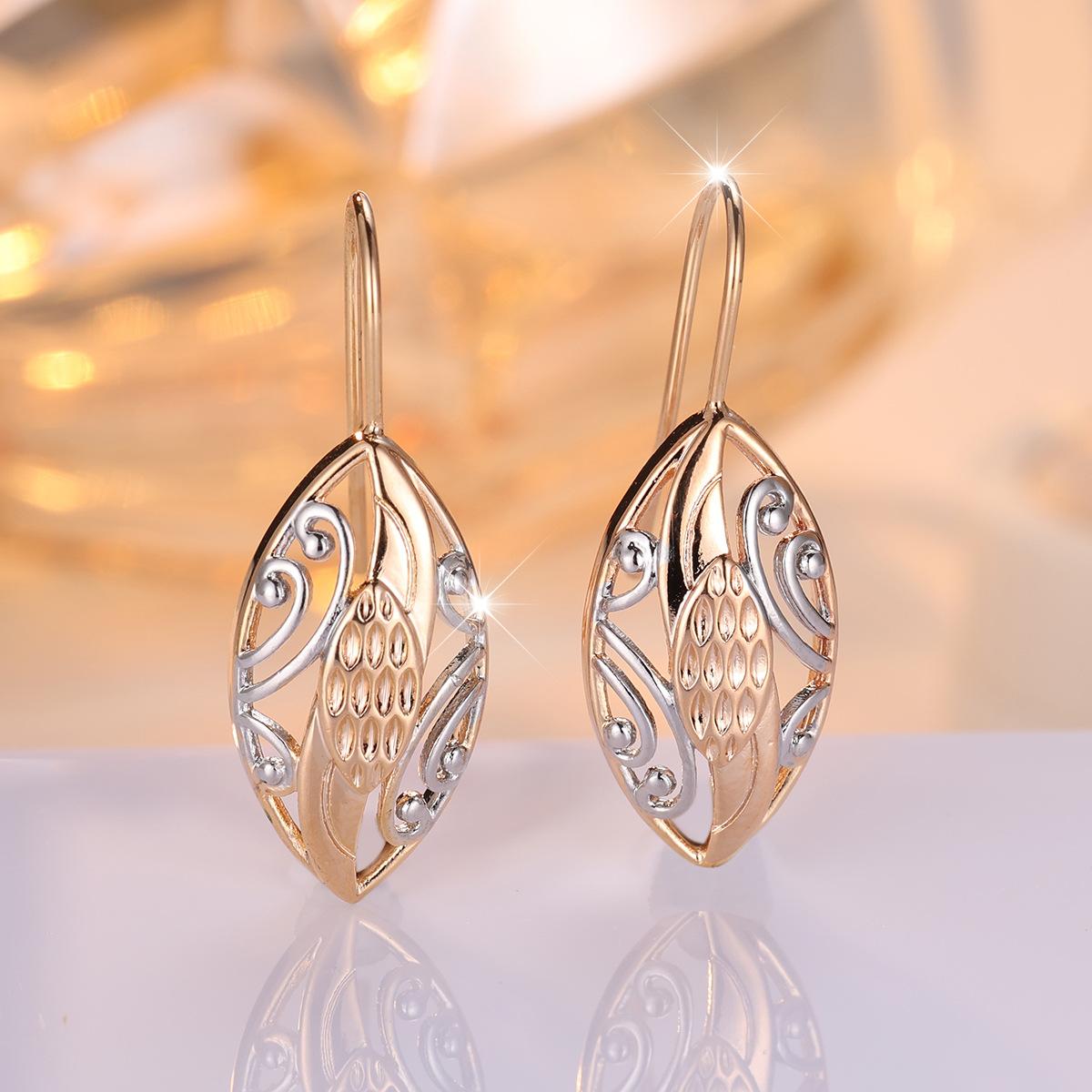 

Explosive two-color gilt leaf earrings for women, hollow carved diamond earrings, gentle temperament leaf pattern earrings
