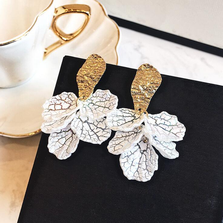 Korean White Shell Flower Petal Drop Earrings for Women 2025 New Statement Pendientes Trendy Zircon Crystal Earring Jewelry Gift