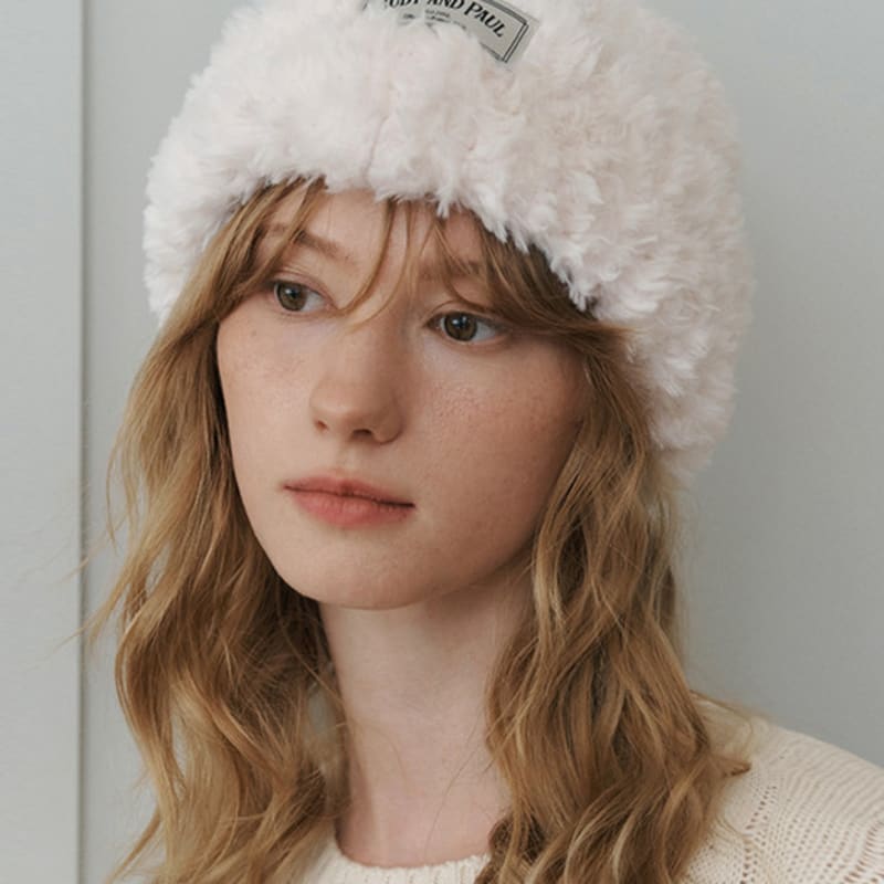 

JUDY AND PAUL Puppy Fluffy Beanie (2 colors) black