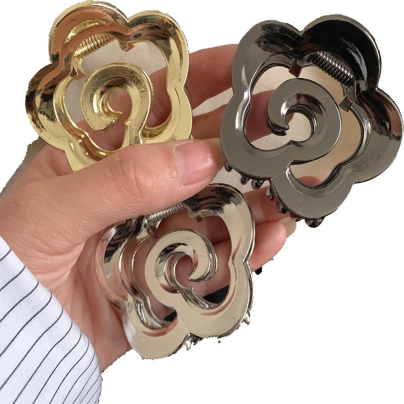 Geometric Sweet Shark Clip: Korean-Style Hair Claw with Auspicious Clouds Design for Chic Updos