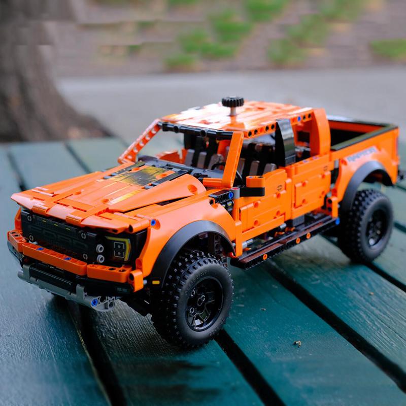 1379pcs Technology 1:10 Vehicle Assembled Brick Toy Gift for Boys and Children