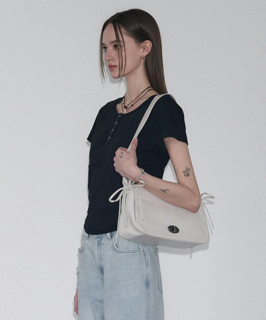 Leathery Ribbon Flap Shoulder Bag [Black]