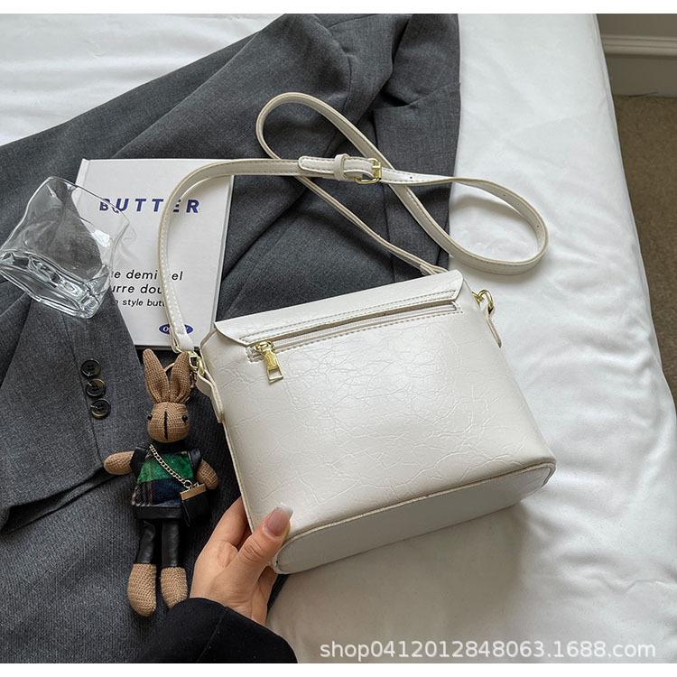 Niche Design Commuter Small Square Bag 2025 New Casual Retro Messenger Bag Fashionable Wide Shoulder Strap Commuter Shoulder Bag