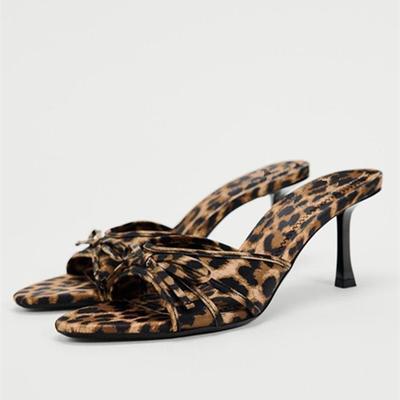 Mode Leopard High Heels Hausschuhe Frauen Bogen Schuhe Sexy Kleid Sandalen 2024 Sommer Neue Gleitet Beiläufige Pumpen Walking Gemütliche Mujer Flip-Flops