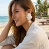 Elegant White Petal Flower Tassel Drop Earrings for Women Exaggerated Acrylic Shell Flower Earrings Wedding Party Jewelry