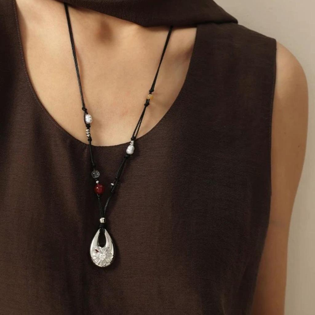 Collana Pendente Goccia d'Acqua Etnica in Metallo Fatto a Mano con Lunga Catena Intrecciata