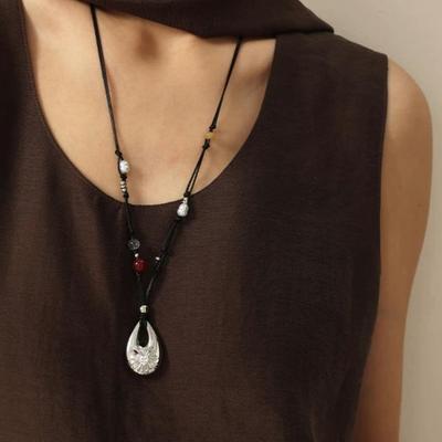 Collana Pendente Goccia d'Acqua Etnica in Metallo Fatto a Mano con Lunga Catena Intrecciata
