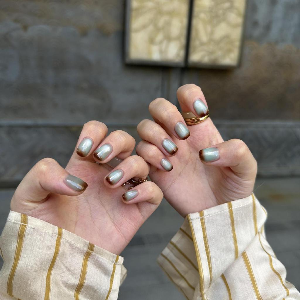 Einfache französische Eis-Kristall-Katzenauge reine handgetragene Nagel-Smudging kurze intelligente Temperament-Nagelkunst-Aufkleber falsche Nägel