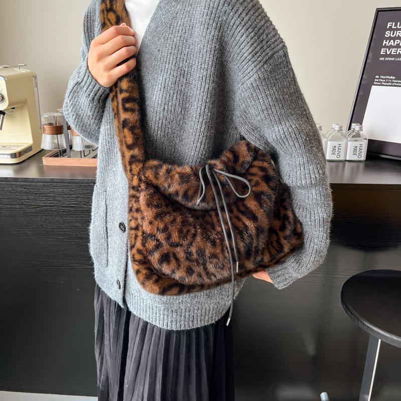 Autumn and winter leopard print plush bag 2025 new fashion shoulder bag high sense versatile casual underarm bag Mao Mao bag