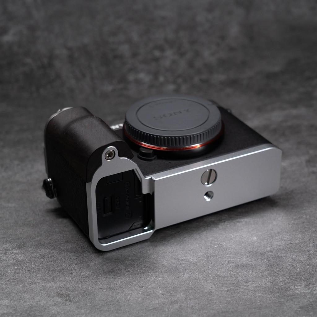 SIUTATDSH Camera Grip for Sony A7C and A7C Mark 2 Cameras with Quick Release Solid Wood and Tripod Mount and Silver A7C2, II, L-Shaped Plate, Handle,
