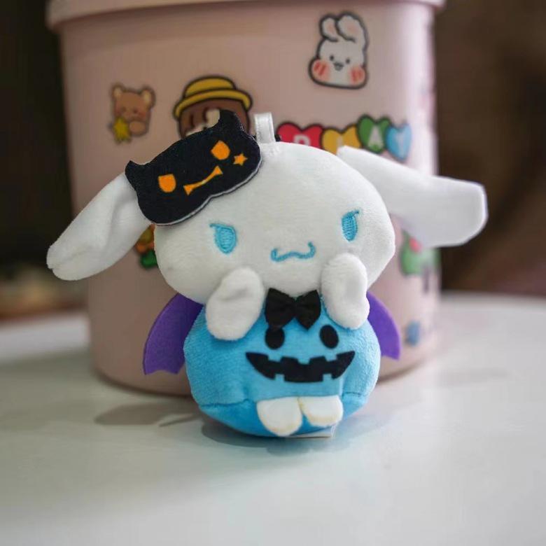 Kuromi Halloween Plüschtier mit Perlenkettenumhang