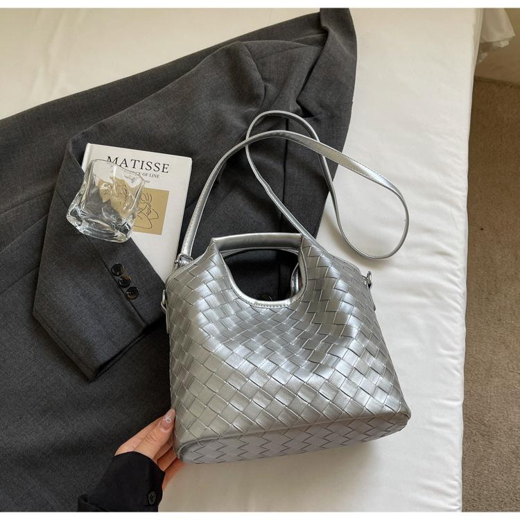 

Fashion woven portable large bag women s 2025 new retro large-capacity bucket bag high-end shoulder messenger bag