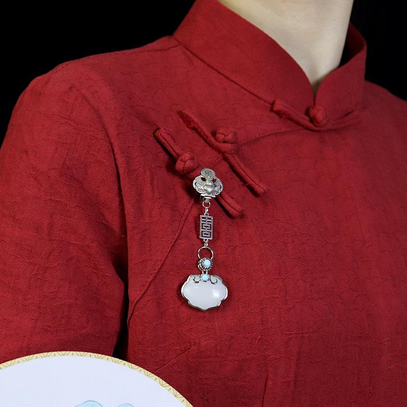 Cheongsam, placket buckle neckline pendant, female jade Ruyi lock pendant, mid-to-high-end retro Tibetan silver Hanfu accessories