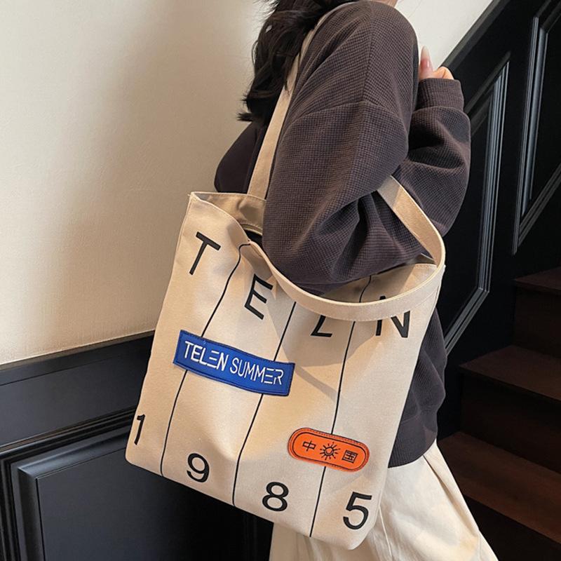 Mote Ny Myk Slitesterk Vintage Tote Stor Kapasitet Premium Tekstur Myk Slitesterk Bokstavtrykk Utendørs Pendler Enkel Skulder Crossbody Bøtteveske
