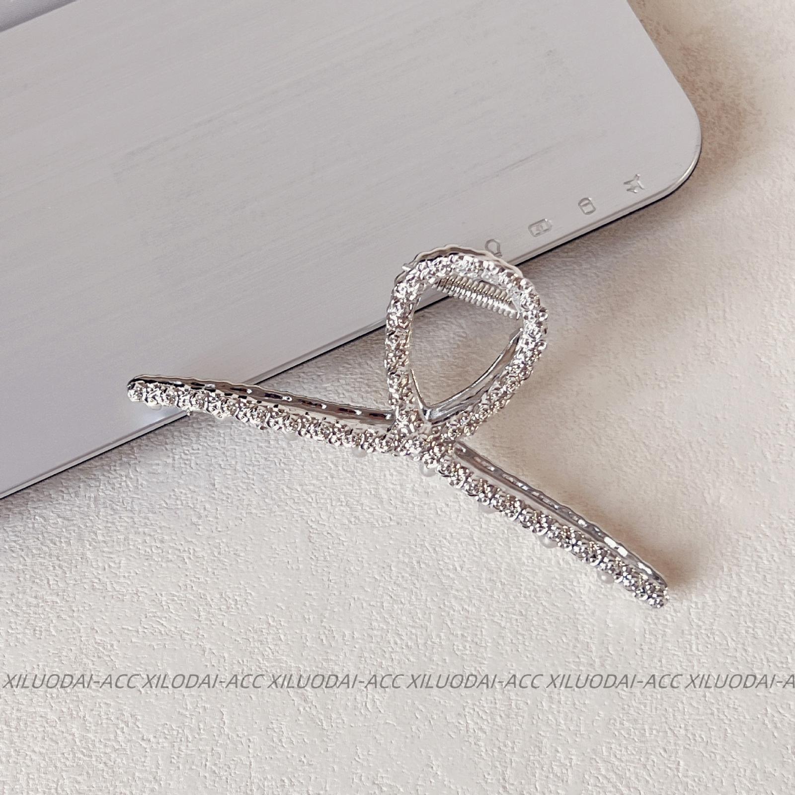 

Metal Hair Clip: - For The Back Of The Head – Instagram-Trending Hair Accessory For Girls, Elegant And Stylish Hair Clip One Size срібний