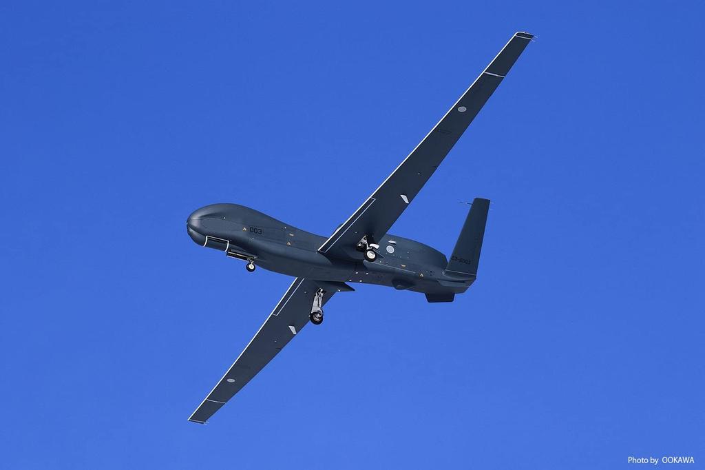 PLATZ Japan Air Force Global Hawk Unmanned Reconnaissance Misawa Air Base Reconnaissance Squadron Plastic Model Kit 1/72 Self-Defense RQ-4B Aircraft,