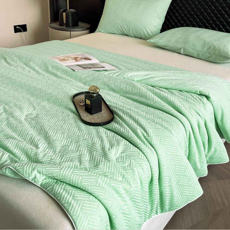 

Luxury Bamboo Cooling Comforter Jacquard Summer Quilt, Q-Max 0.4 Reversible Lightweight Cooling Blanket Breathable Silky Bedding 100x150cm Very Small