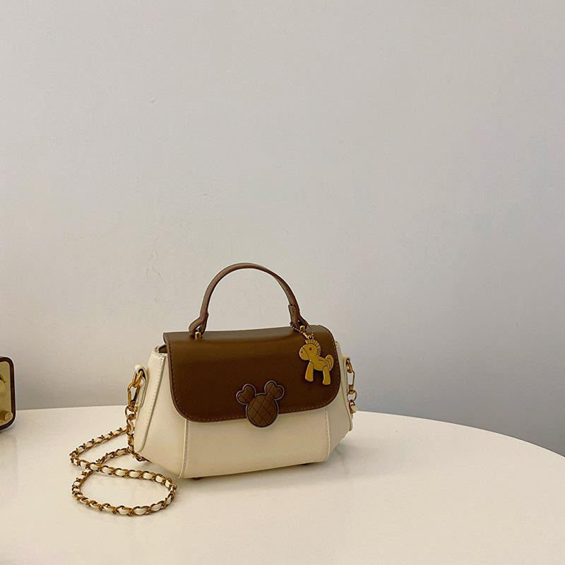 

Single shoulder popular fashion bag women s 2025 autumn and winter new niche design simple messenger commuter small square bag бежевый