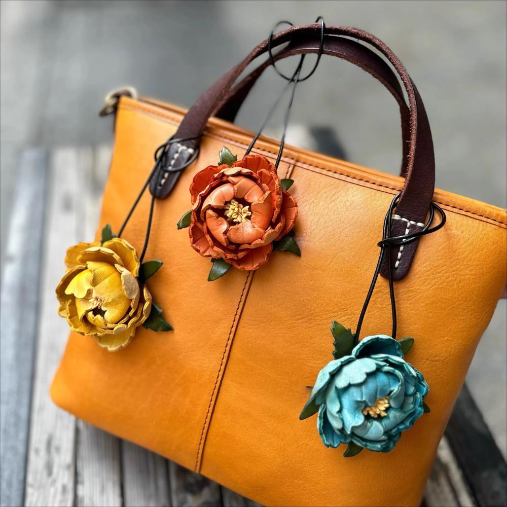 Portachiavi Fiore in Pelle di Mucca Ornamento da Appendere per Auto Decorazioni Floreali di Peonia Tridimensionali Pendente per Borsa Fatto a Mano Stile Nazionale