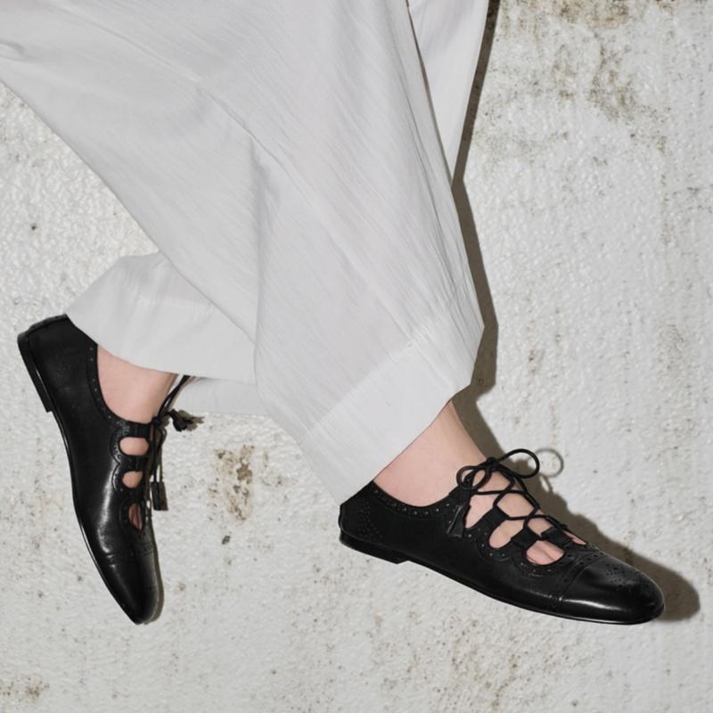 Fashion Fashion Comfortable Cross Strap Women Shoes 2025 New Style Shallow Mouth Flat Single Shoes Hollow Dress Lace Up Women Loafers