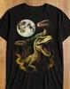 Tricou Velociraptori sub Lună Plină, Ilustrație Tradițională cu Dinozauri, Tricou Grafic Dino Realistic, Tricou Vintage cu Faună Sălbatică, Artă Jurassică