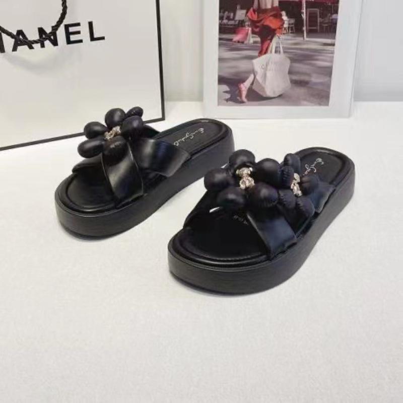 

Тапочки для улицы 2024 года, новые летние новые цветы, высокие красивые женские сандалии, толстая подошва, увеличивающая рост, мягкая обувь на плоской подошве 40-41 чёрный