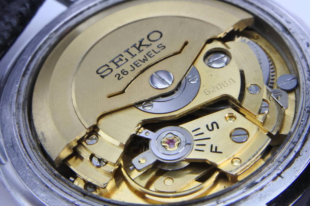 example of the same model number as the 1964 Tokyo 1965 SEIKO Sportsmatic Weekdater 26 Jewels Movement Automatic Wristwatch Rare Olympics Gold-tone