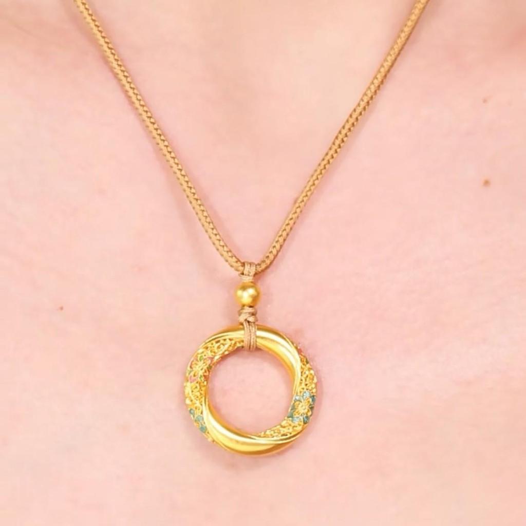 Üppiges Brokat-Vergoldungs-Set: Damen Armreif, Ring und Anhänger Schmuck im chinesischen Stil