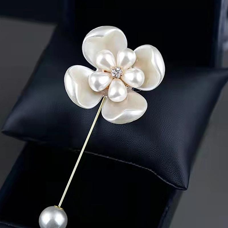 Imitace perly, brož Kamélie květina pro ženy Bílá květina Kytice z okvětních lístků Dlouhá jehla Košilový límec Lapel Pin Dárek