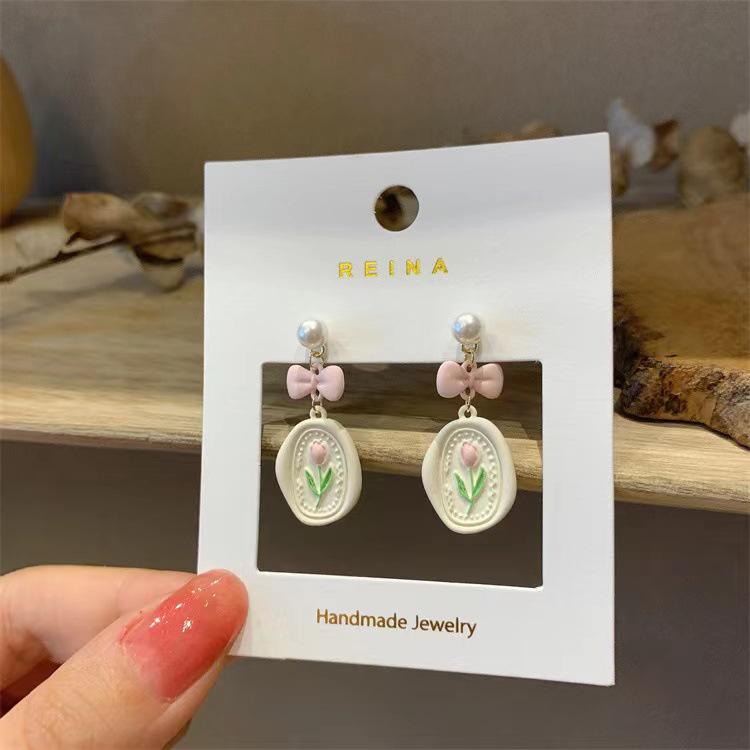 

Корейские серьги с дизайном тюльпана: Лето 2023 Женские серьги-гвоздики