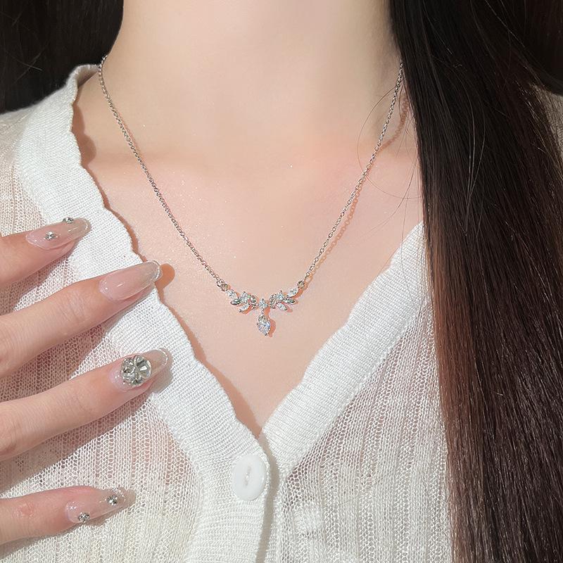 Laurel Flower Necklace: Women's Luxuriously Designed Stainless Steel Clavicle Chain with Lucky Blossom Motif