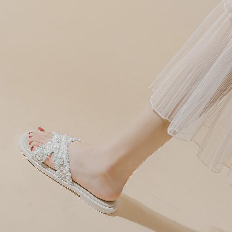 2025 new summer versatile small fragrant slippers outer wear women's fashion flat bottom travel beach sandals large size women's shoes