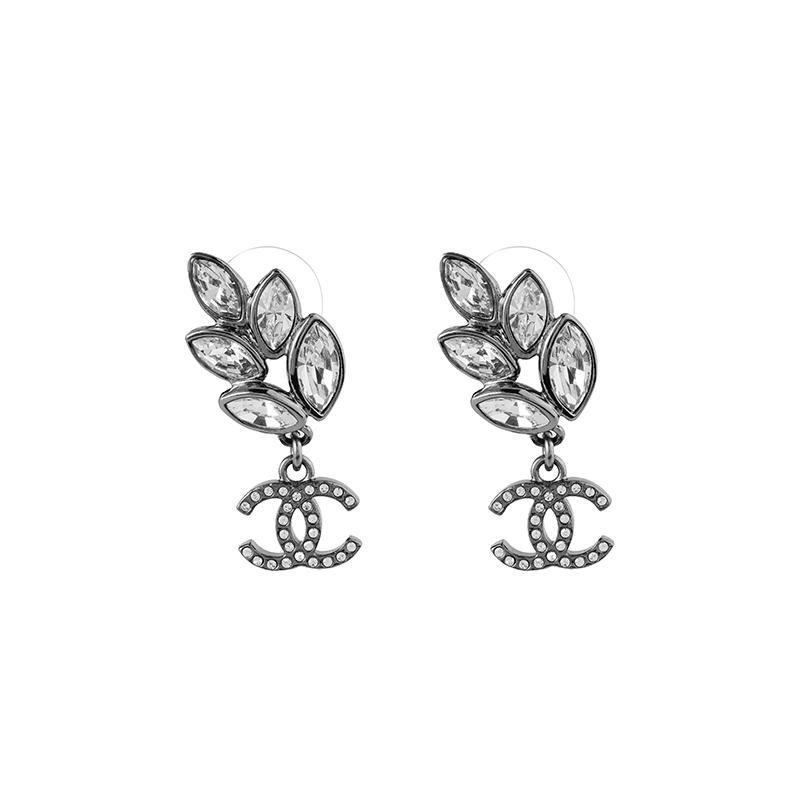 

CHANEL exquisite trendy personality metal earrings for women сірий колір