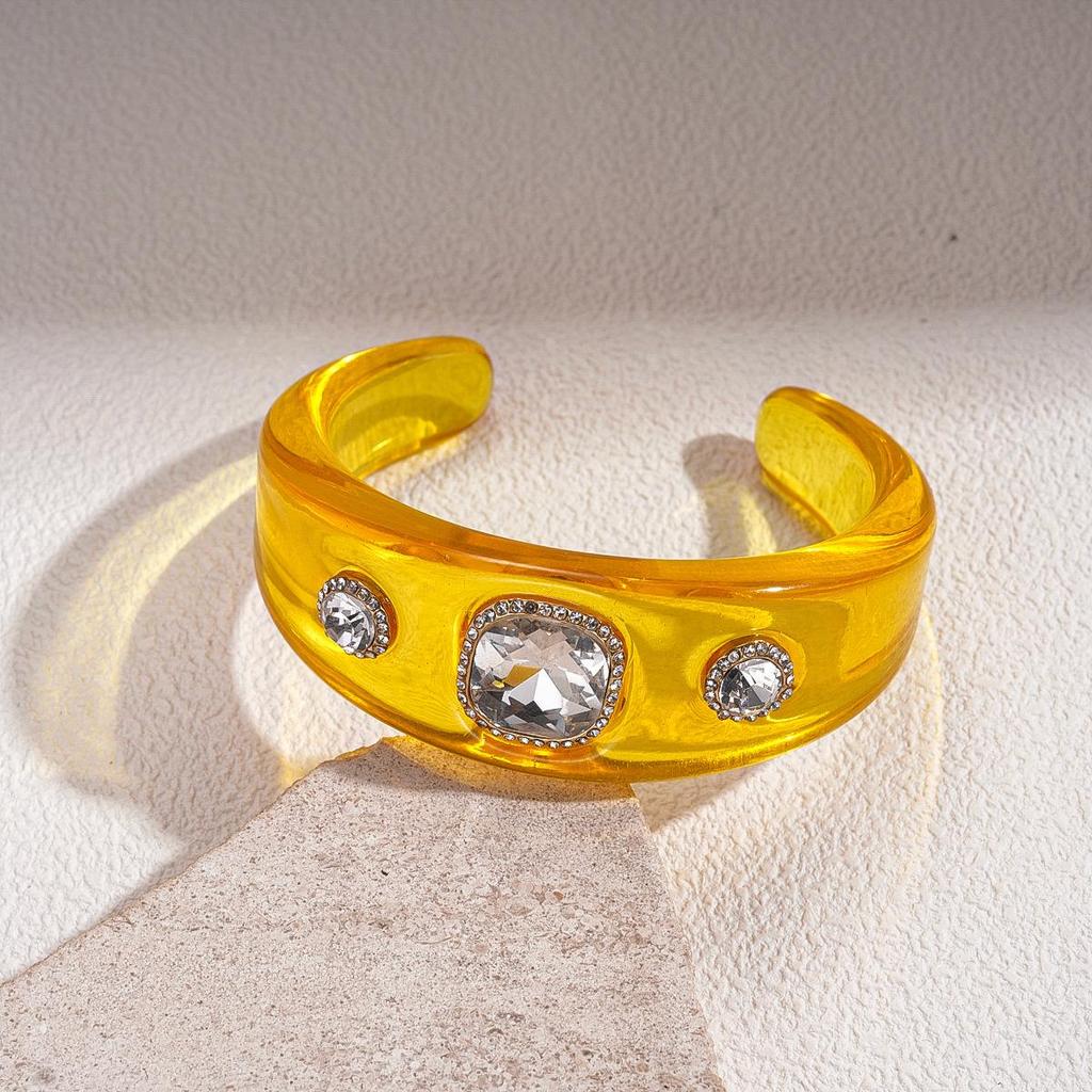 Unique Retro Resin Bracelet: Personalized Fashion Jewelry for Women