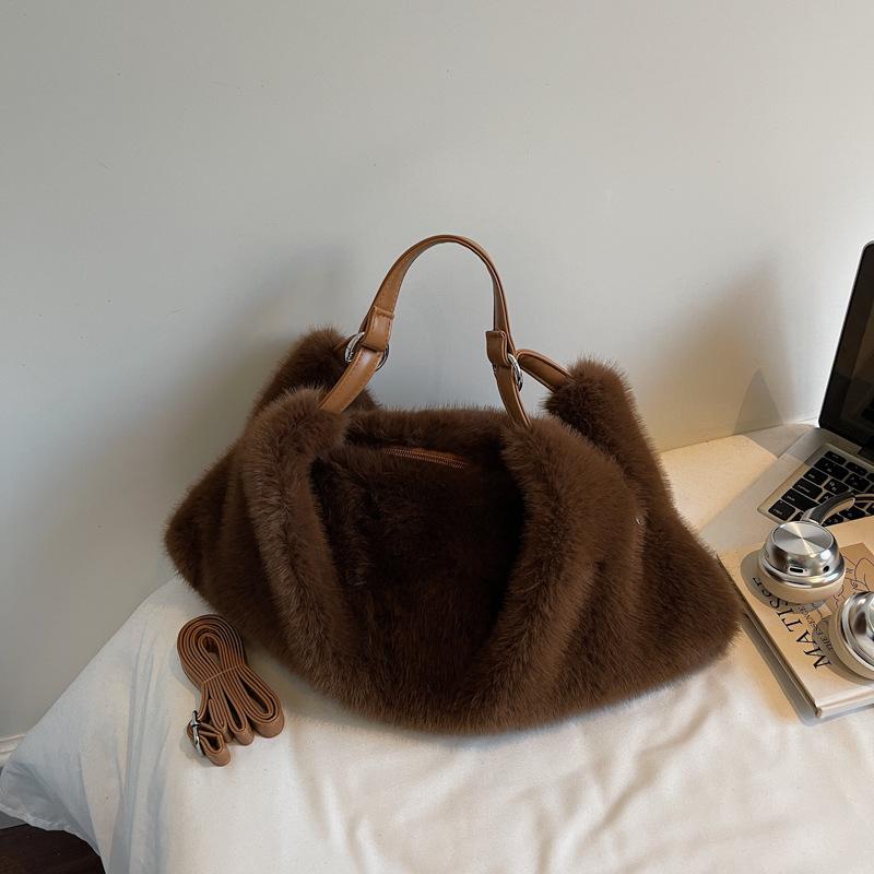Casual plush bag women's autumn and winter new fashion simple niche fluffy shoulder bag women