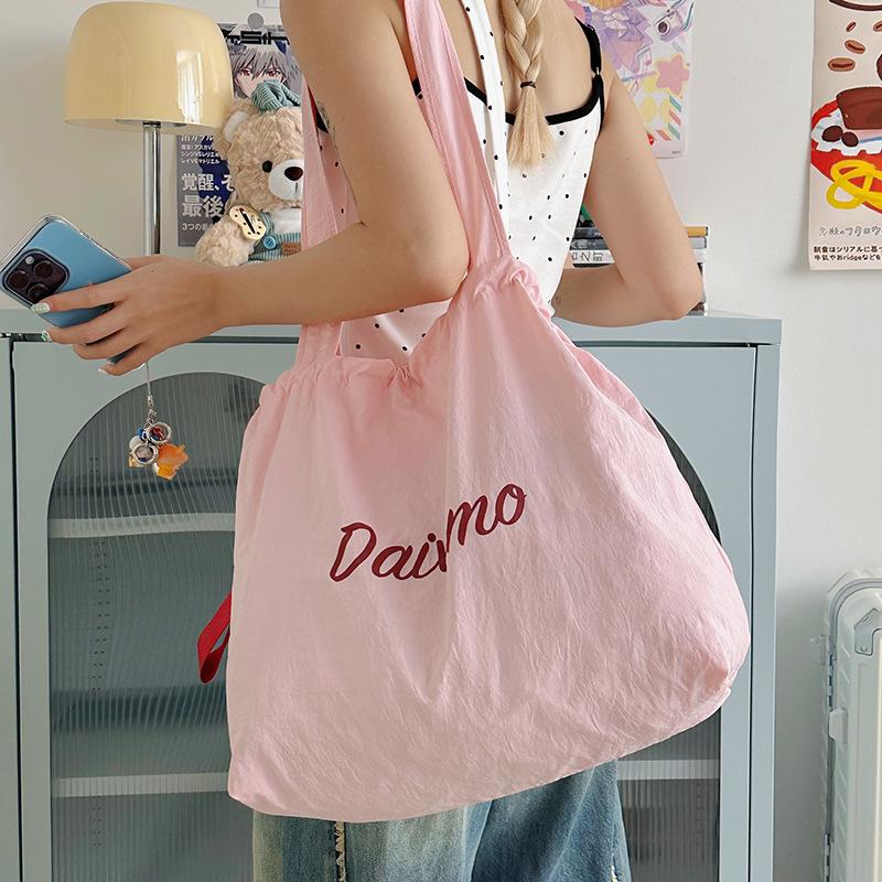 

Lazy wind large capacity drawstring nylon bag women s simple commuter tote shoulder bag lightweight armpit bag розовый