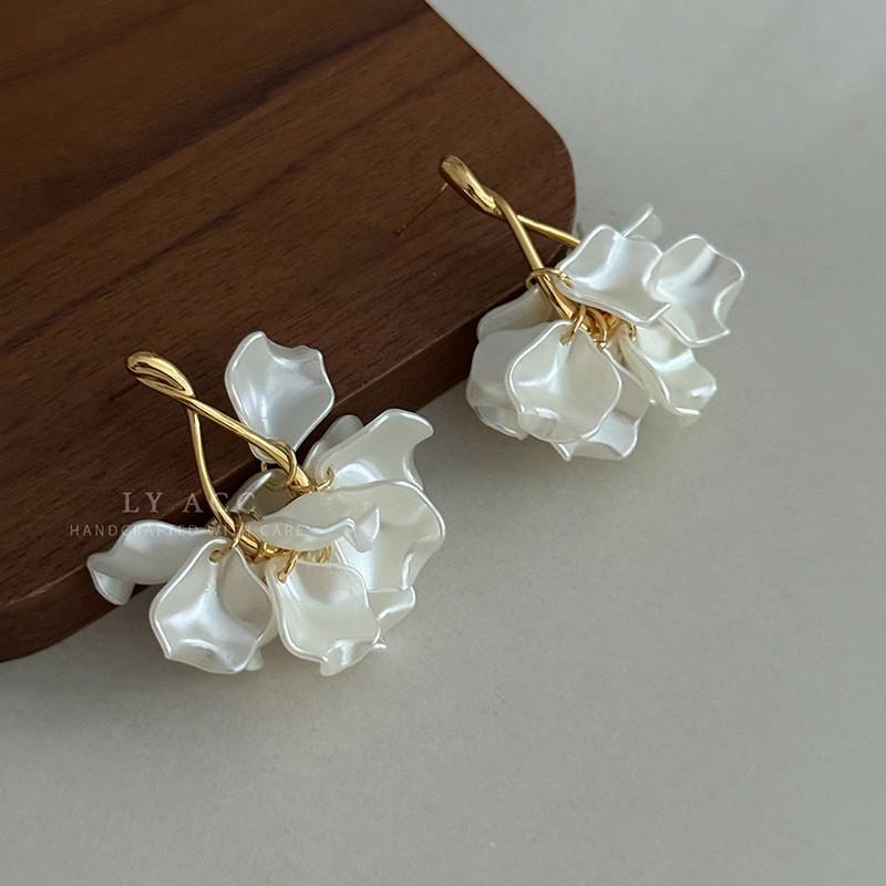 Three-dimensional Flower Stud Earrings Transparent Folds White Flower Flash Diamond Earrings New Chinese Hanfu Wedding Dress Gentle Fairy Earrings