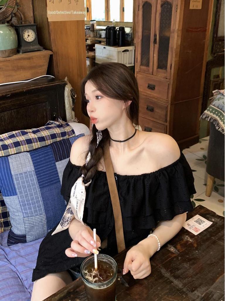 Damstor sommarblus med en axel: Figursmickrande, Unik design med slitsar, Trendig het tjej-look