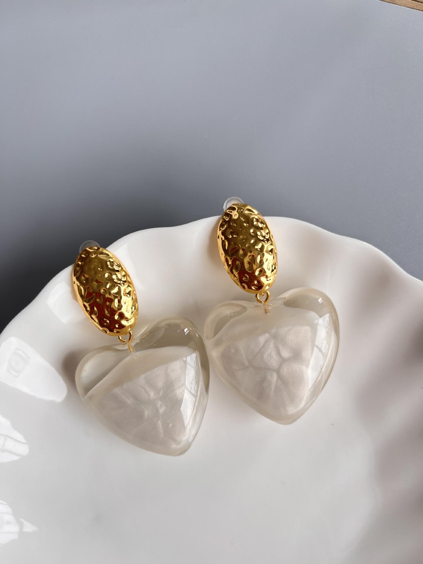 

Чжан Юэр, г-н. Большие серьги Ma из белой смолы в форме сердца, нишевый дизайн, модные, простые и преувеличенные серьги в форме персикового сердца.