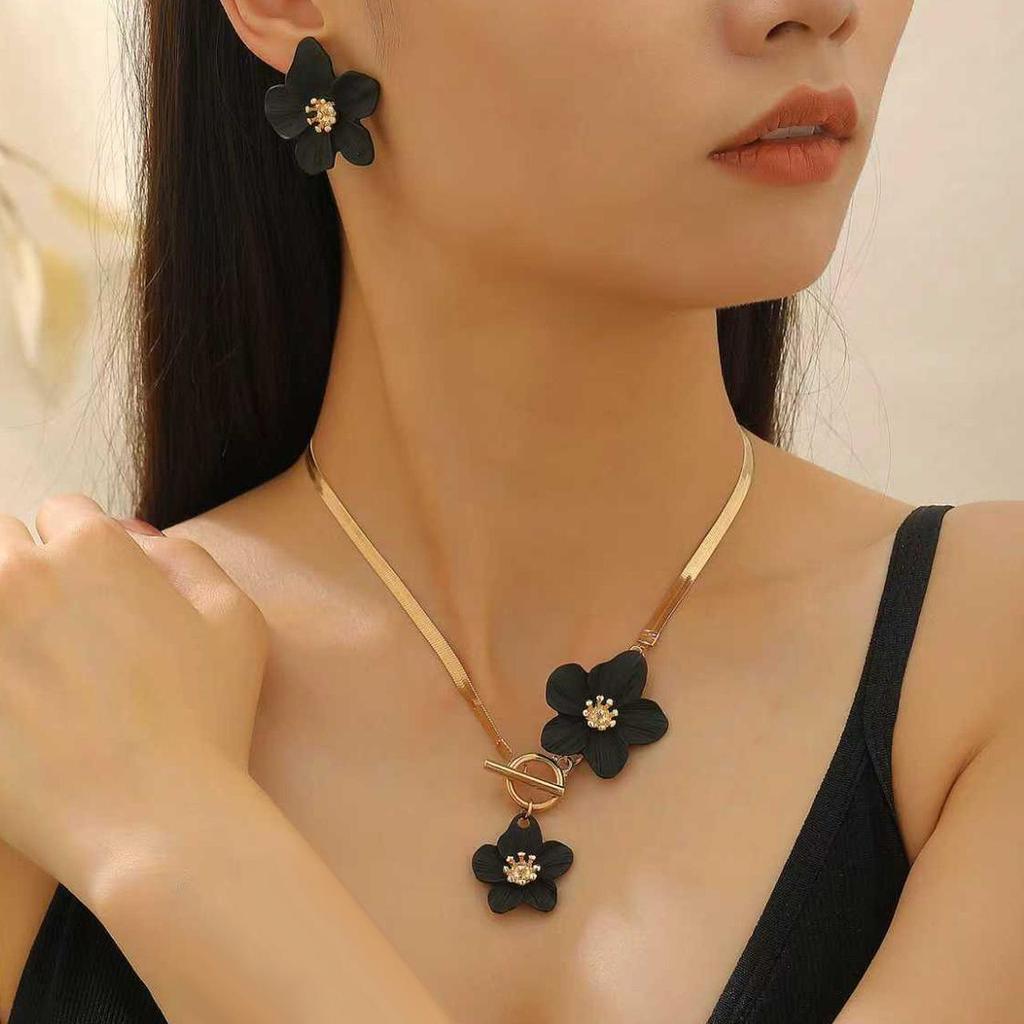 Elegant Alloy Flower Pendant Necklace and Earrings Set for Women - Fashionable, High-End, and Versatile.