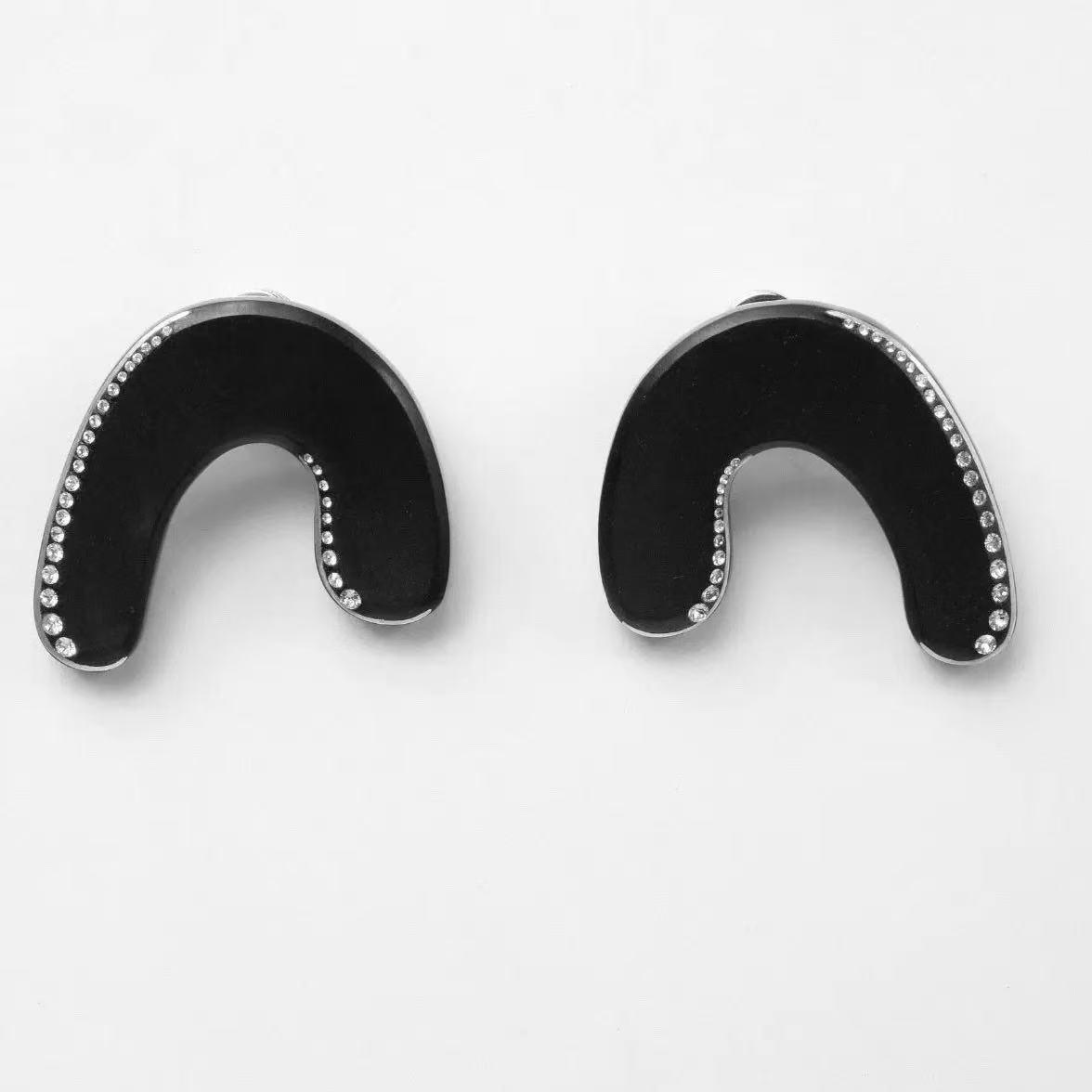 Sandalwood Ebony U-Shaped Diamond Inlaid Stud Earrings – Elegant, Stylish, and Exquisite Light Luxury Accessories