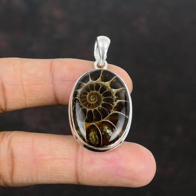 Ciondolo fossile di ammonite Gioielli fatti a mano Ciondolo con pietre preziose Ciondolo in argento sterling 925 Gioielli fossili di ammonite Ciondolo unico Regalo per la mamma