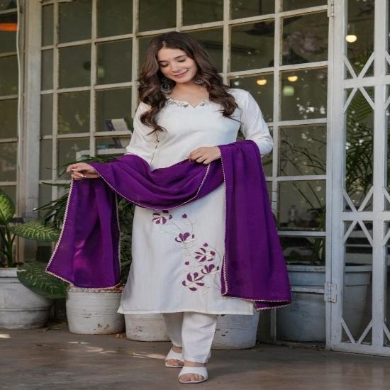 Elegant Embroidered Silk Kurti Pant Set with Scalloped Lace Dupatta