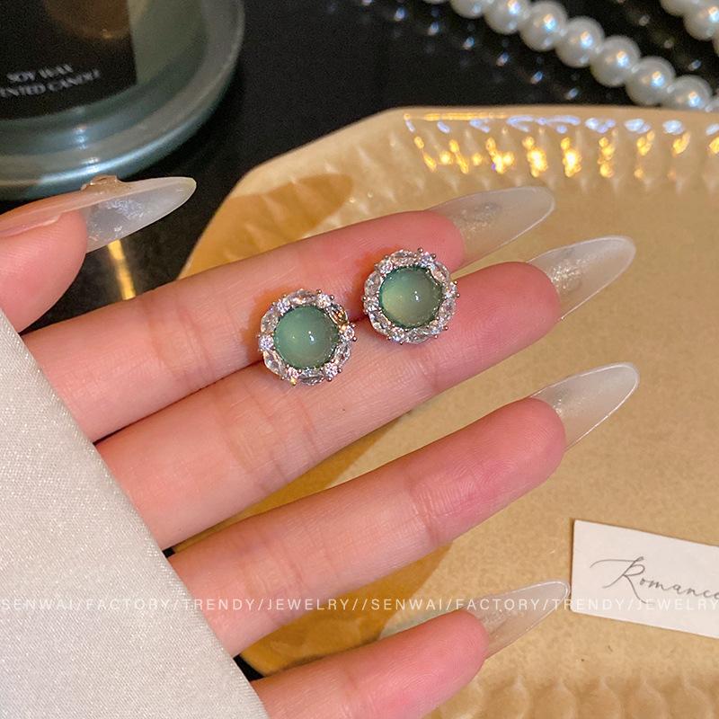 

Green micro-inlaid zircon stud earrings niche design earrings atmospheric small and delicate ears