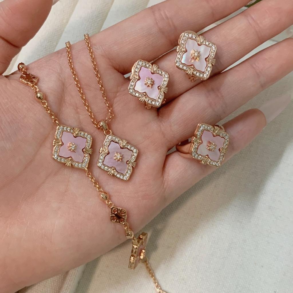 2026 Brushed Craft Bratti Natural Pink Fritillary Three Flowers Bracelet Female Diamond Clover Clavicle Chain