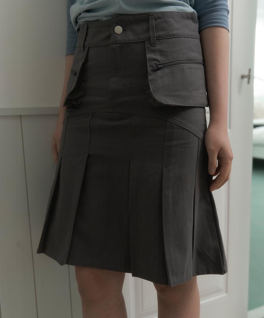 Haisan Wing Pocket Pleated Skirt Charcoal
