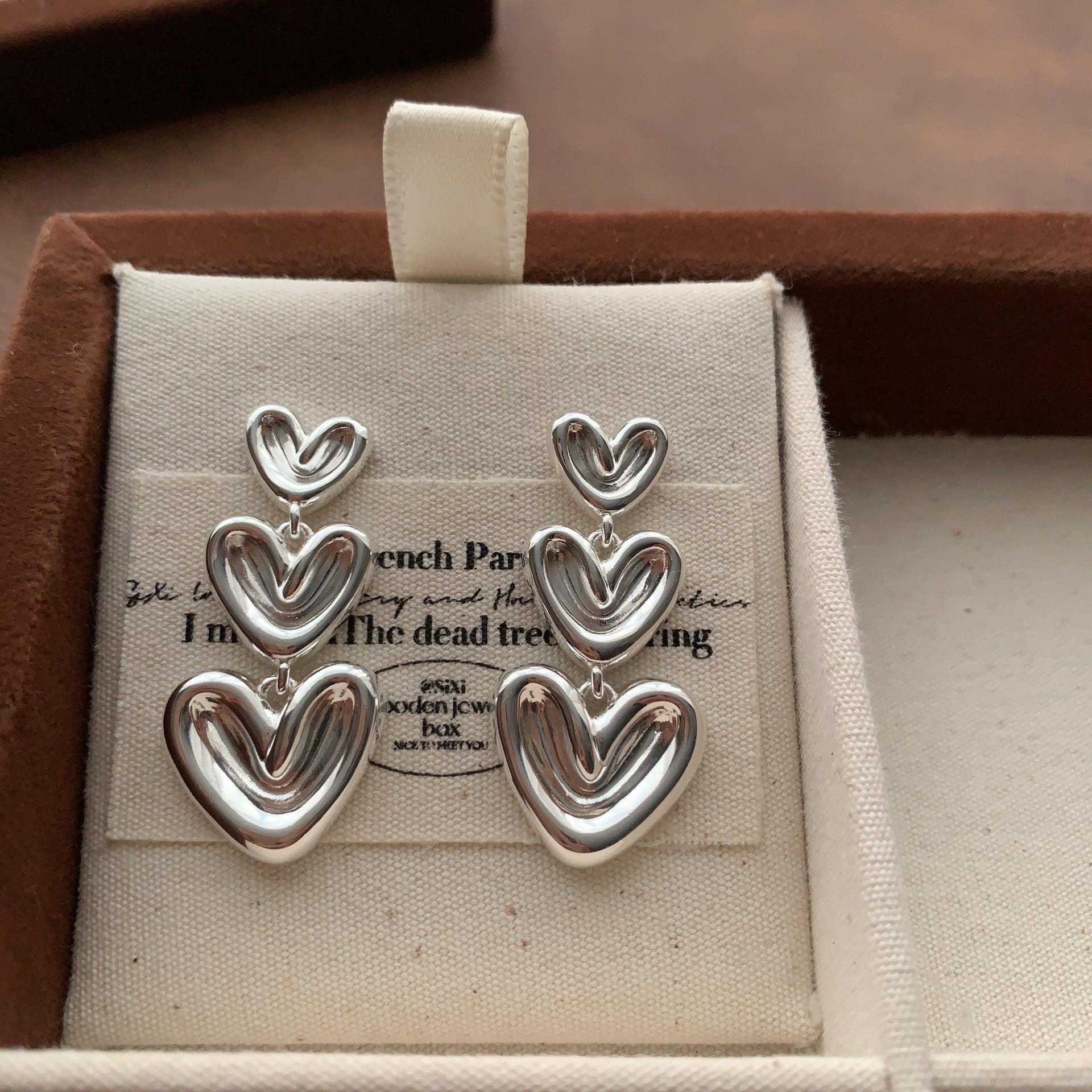 Heart-shaped stacked three-dimensional texture earrings, earrings, light luxury, cold, retro exquisite, high-grade personalized minimalist earrings.