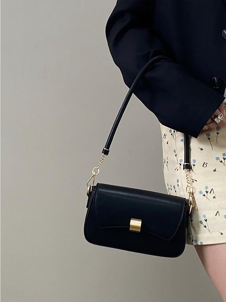 

Large capacity bag women s 2025 new fashion commuter versatile shoulder bag high sense baguette bag underarm messenger bag 20.5*12*5CM чорний