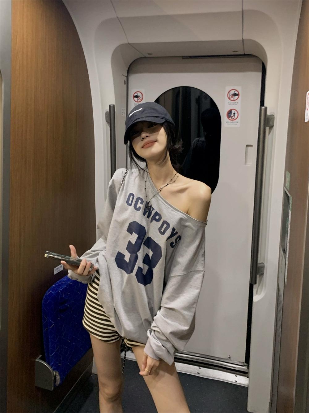 

Женский осенний ретро-свитер с открытыми плечами и буквенным принтом — повседневный, свободный, с длинными рукавами XL серый