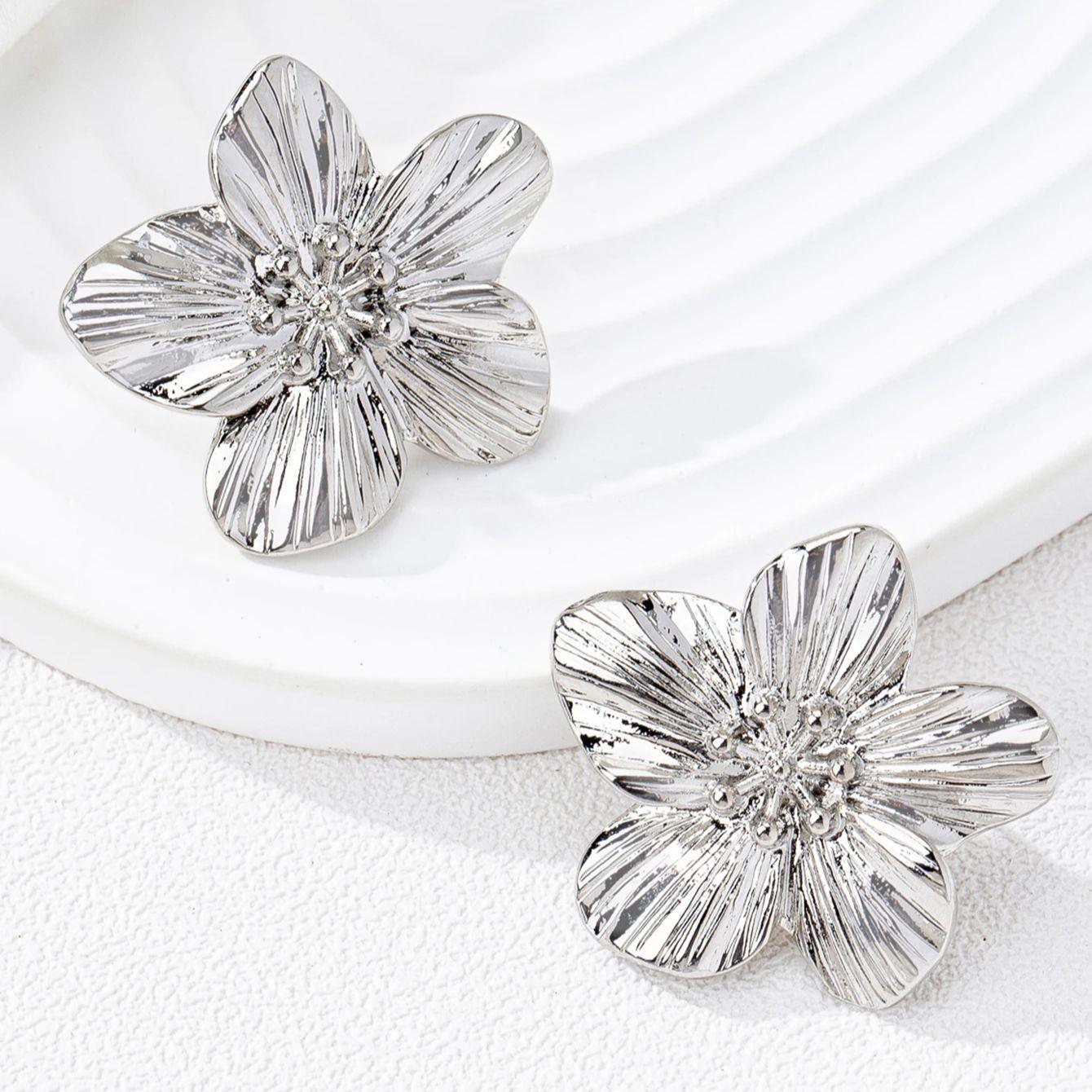 

A Pair of French-Style Vintage Textured Flower Earrings, Light Luxury Five-Petal Flower Earrings, Versatile European and American Style Commuter